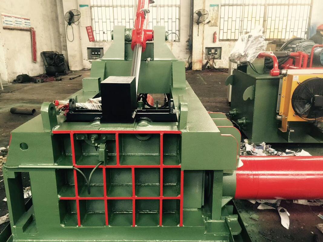 2000 kN Ferrous Scrap Baler 2000–4500 kg/h with High bale density for metal processing workshops